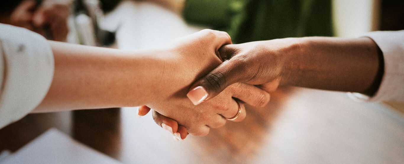 Zwei-Personen-geben-sich-die-Hand