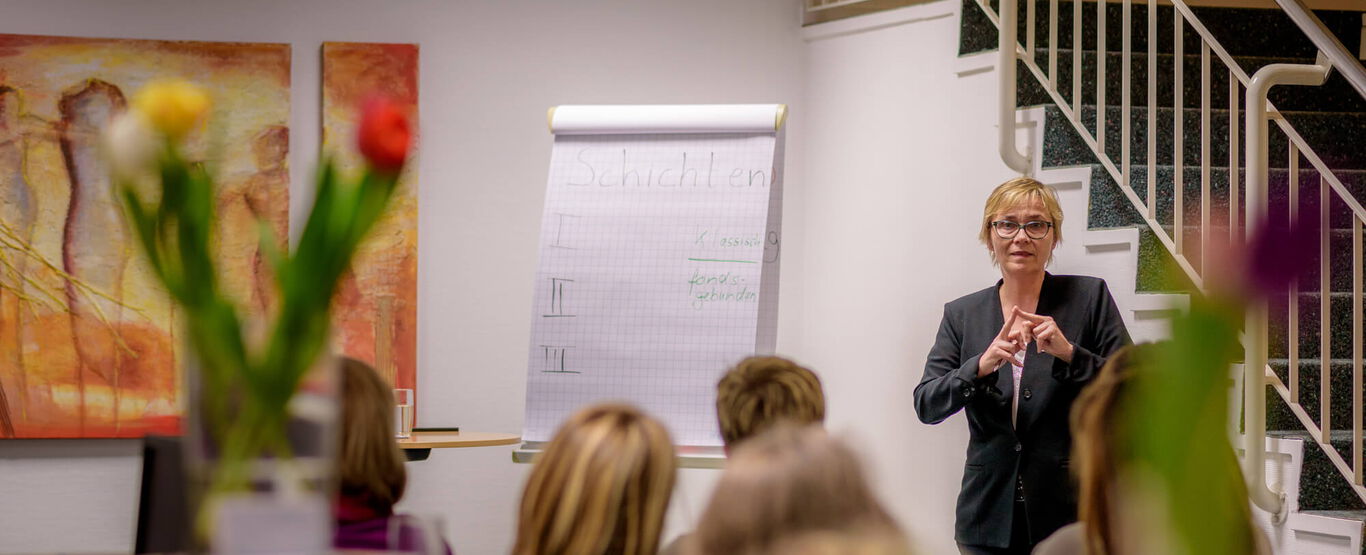 Susanne-Kazemieh-hält-einen-Vortrag-vor-Publikum